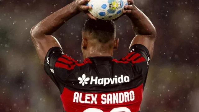 Alex Sandro renova com Flamengo até dezembro de 2027