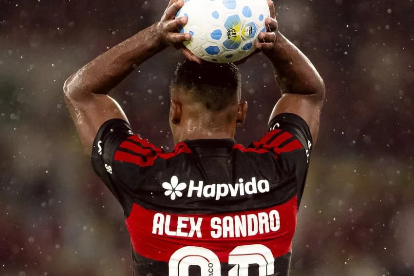 Alex Sandro renova com Flamengo até dezembro de 2027