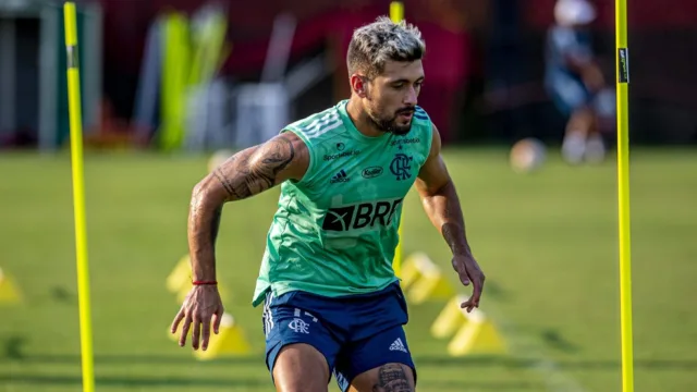 Arrascaeta volta descansado ao Flamengo após não jogar Copa