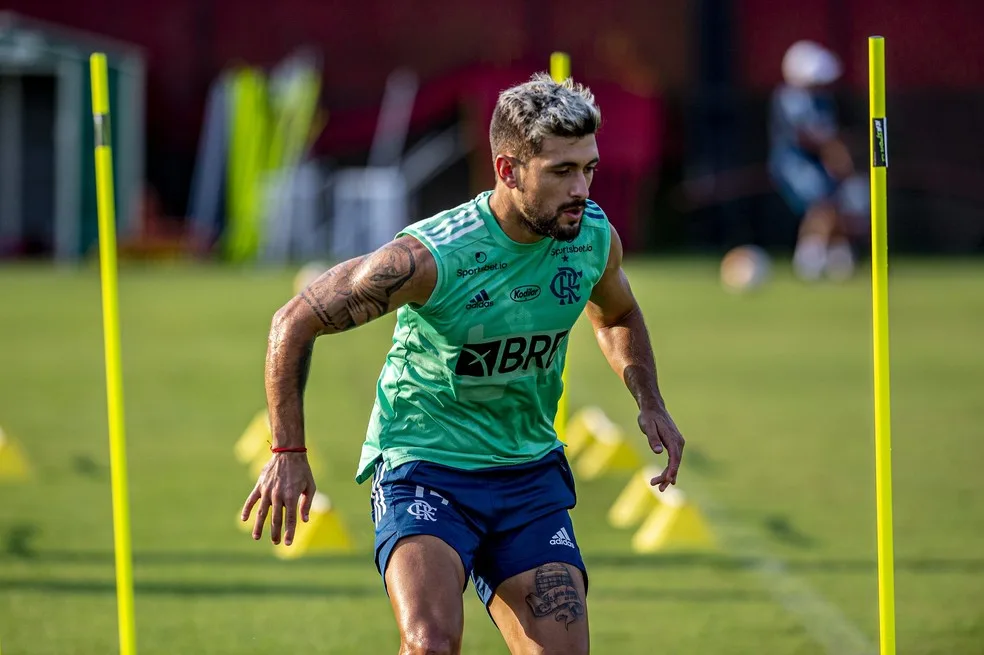 Arrascaeta volta descansado ao Flamengo após não jogar Copa