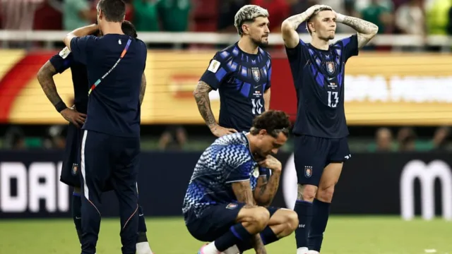 Bielsa reúne Arrascaeta e elenco do Uruguai após eliminação na Copa