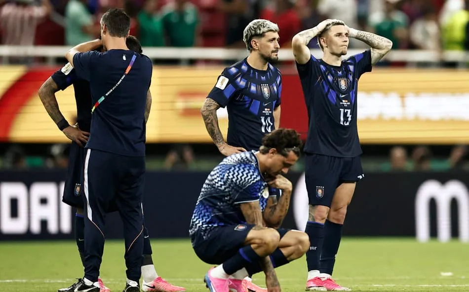 Bielsa reúne Arrascaeta e elenco do Uruguai após eliminação na Copa