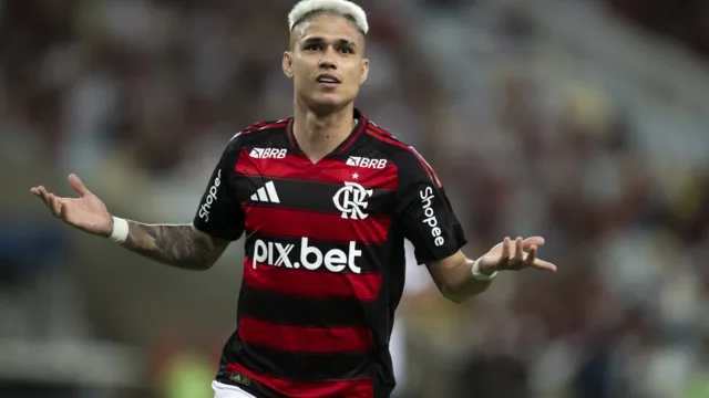 Cruzeiro mantém interesse em Luiz Araújo, mas Flamengo resiste