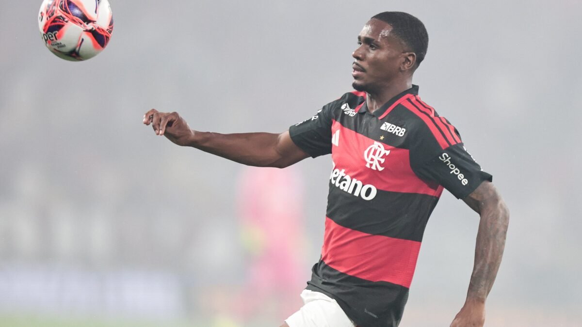 Evertton Araújo supera 2 dispensas e vira titular no Mengão