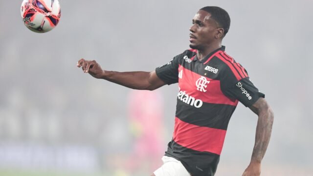 Evertton Araújo supera 2 dispensas e vira titular no Mengão