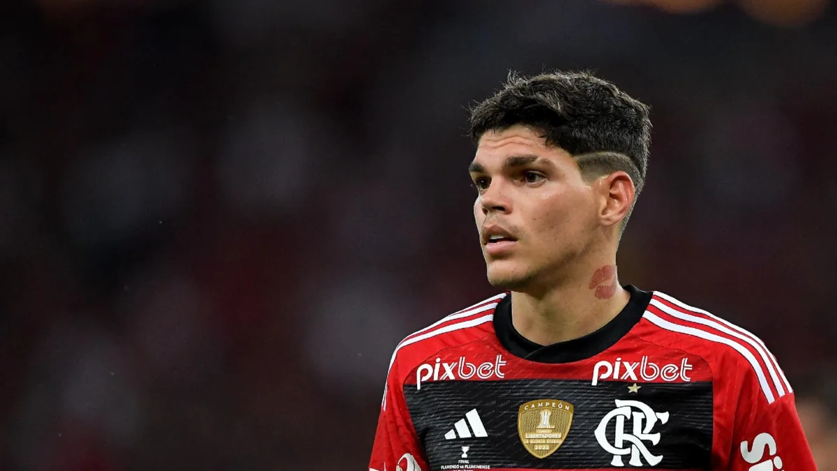 Fiorentina avalia investida em Ayrton Lucas, diz canal
