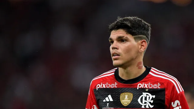 Fiorentina avalia investida em Ayrton Lucas, diz canal