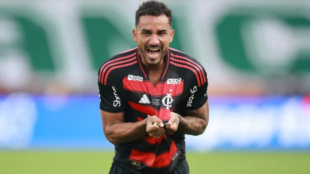Flamengo nega proposta por Danilo; Palmeiras lidera disputa