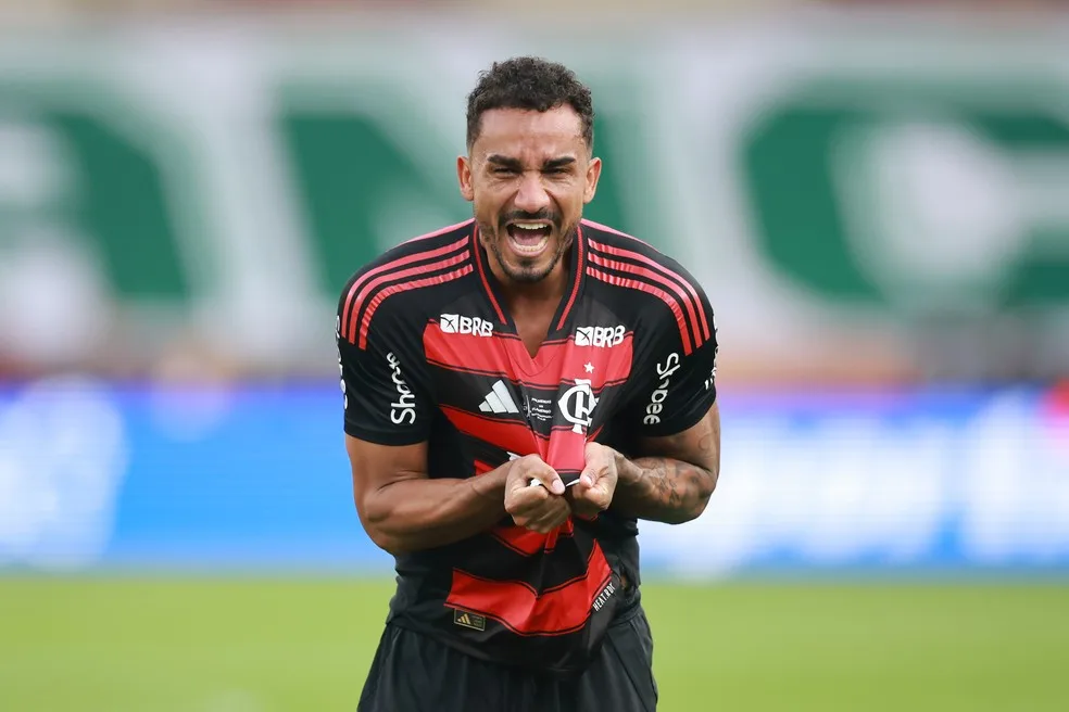 Flamengo nega proposta por Danilo; Palmeiras lidera disputa