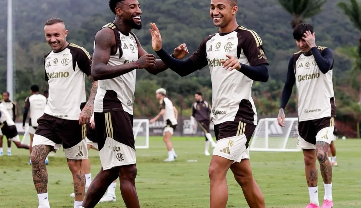 Flamengo treina com garotos da base antes de viagem a Portugal