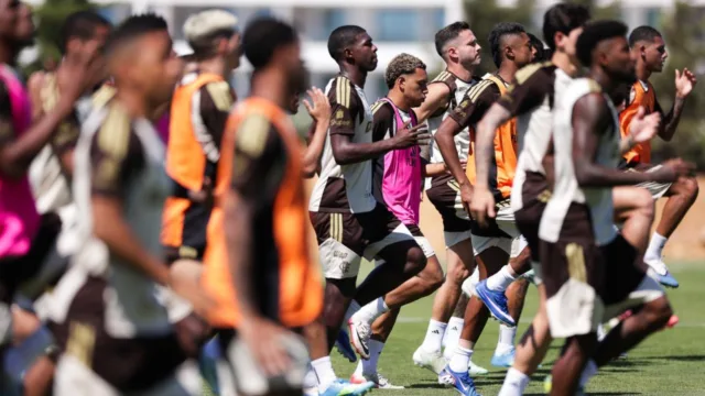 Flamengo treina em Portugal com 9 garotos da base — Léo Ortiz fora