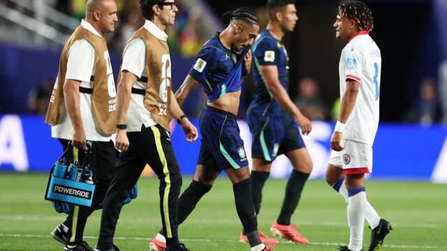 Raphinha sofre lesão na coxa e desfalca Brasil nas oitavas da Copa