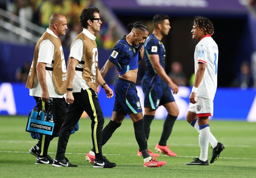 Raphinha sofre lesão na coxa e desfalca Brasil nas oitavas da Copa