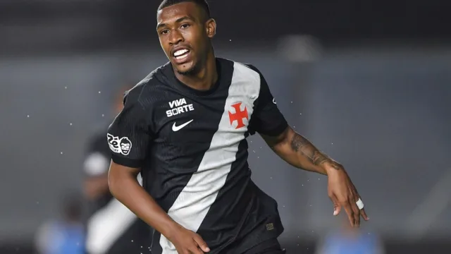 Rayan do Vasco impressiona Ancelotti e forma dupla com Vini Jr