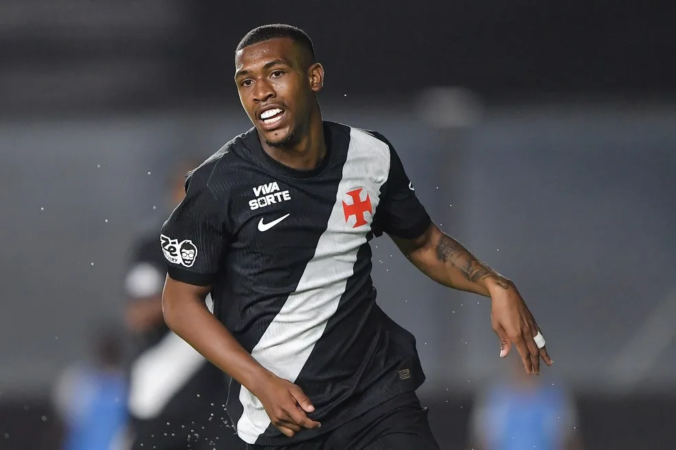 Rayan do Vasco impressiona Ancelotti e forma dupla com Vini Jr