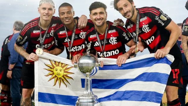 Uruguaios do Flamengo ganham 10 dias de férias após Copa
