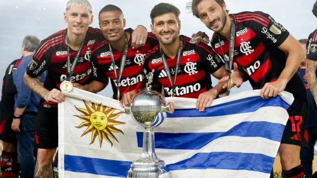 Varela, De la Cruz e Arrascaeta voltam ao Flamengo mais cedo