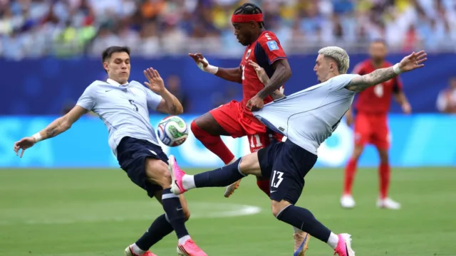 Varela e De La Cruz disputam Copa: Uruguai enfrenta Espanha nesta sexta
