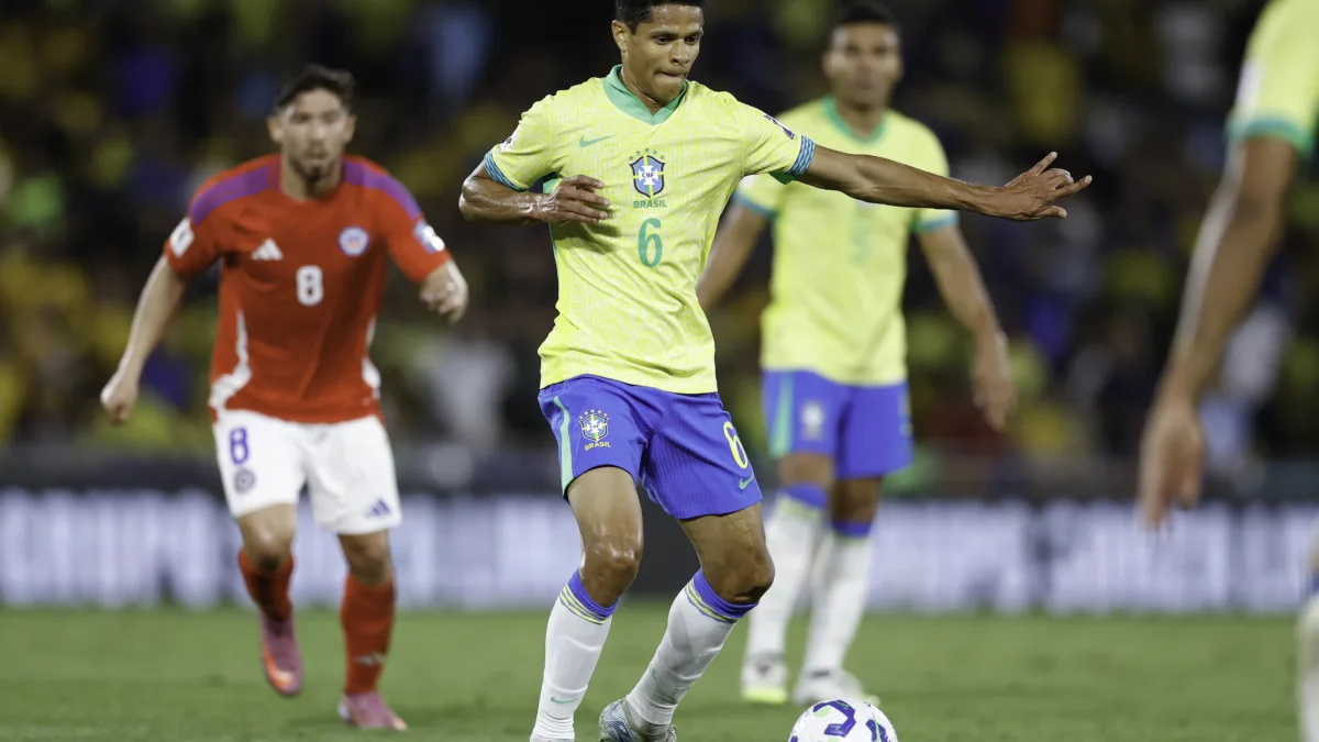 Zenit aceita negociar Douglas Santos após destaque na Seleção