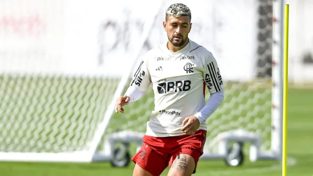 Arrascaeta volta a treinar no Flamengo após cirurgia