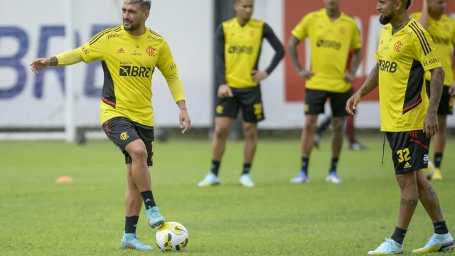 Arrascaeta volta aos treinos e Flamengo aguarda 6 convocados