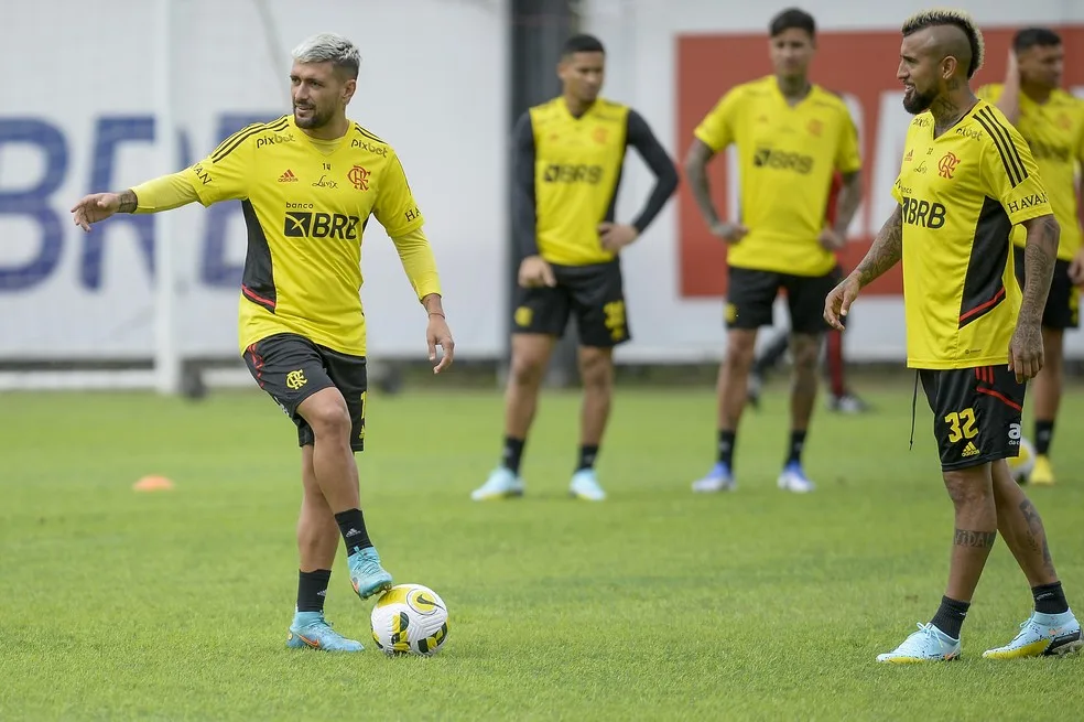 Arrascaeta volta aos treinos e Flamengo aguarda 6 convocados