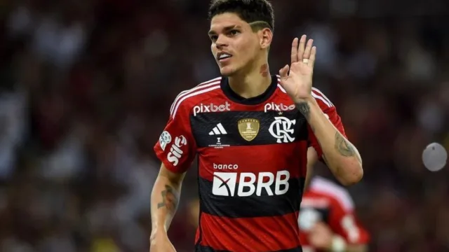 Ayrton Lucas nega saída e reafirma desejo de ficar no Flamengo