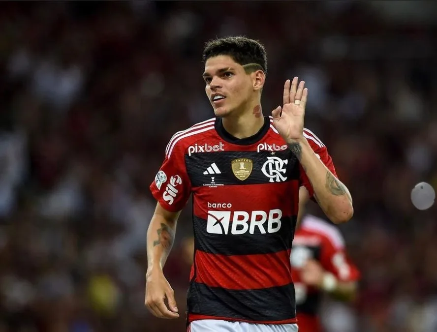Ayrton Lucas nega saída e reafirma desejo de ficar no Flamengo