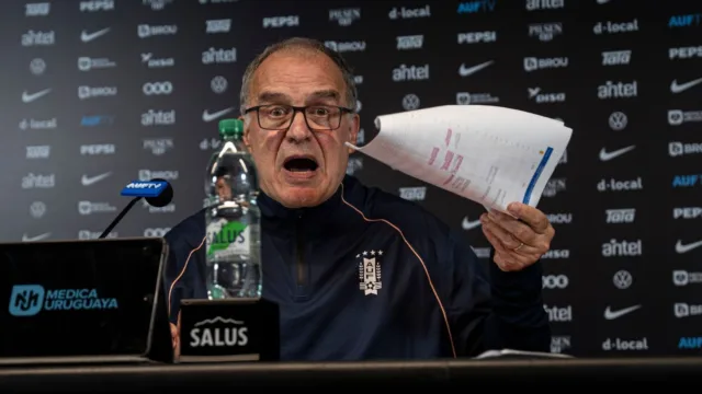 Bielsa elogia Flamengo e nega culpa por lesão de Arrascaeta