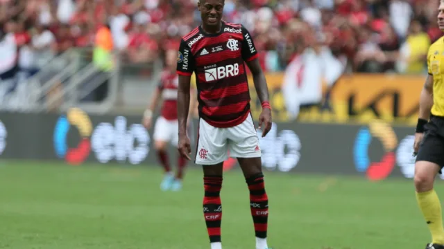 Bruno Henrique criticado por não ajudar defensivamente