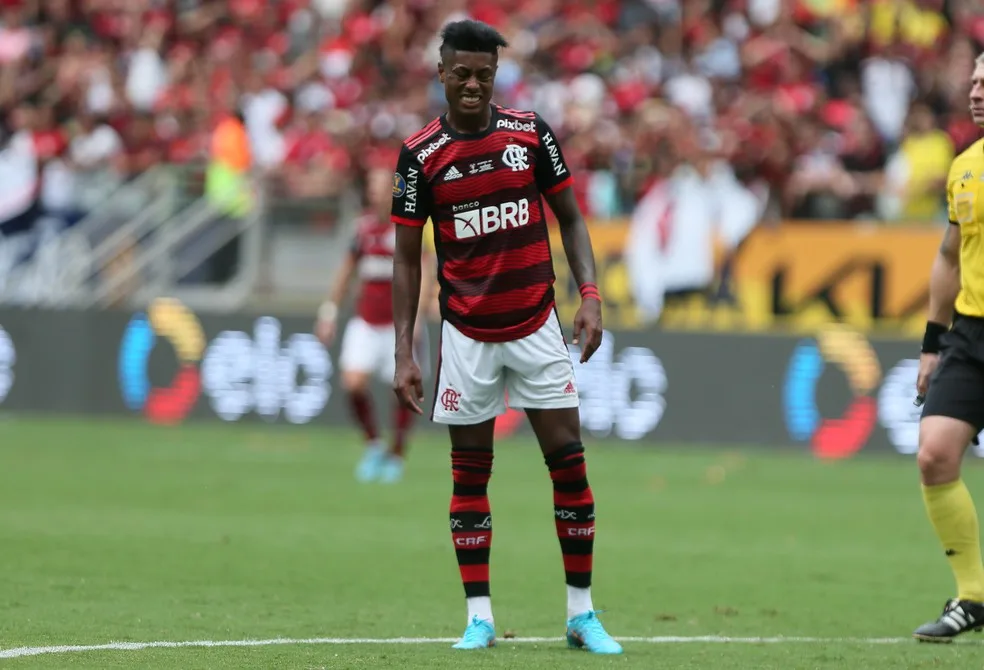 Bruno Henrique criticado por não ajudar defensivamente