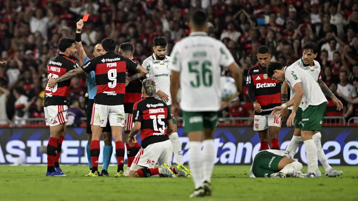 Carrascal cumpre 3 jogos de suspensão e volta ao Flamengo contra o Inter