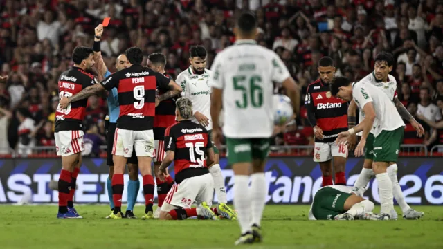 Carrascal cumpre 3 jogos de suspensão e volta ao Flamengo contra o Inter