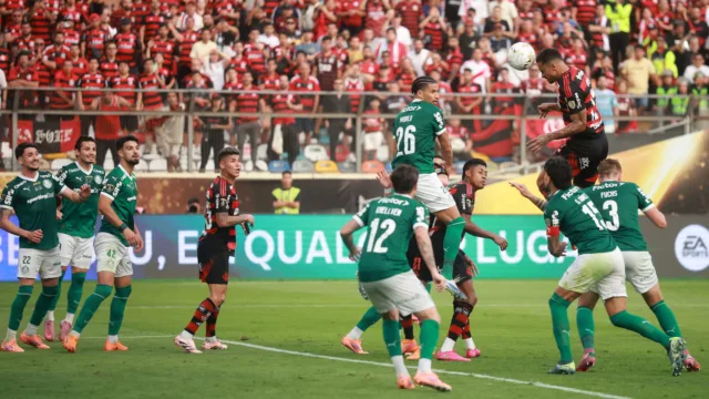 Danilo faz reavaliação no CT e pode estrear contra Olímpia