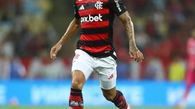 Danilo impressiona na Copa e levanta dúvida sobre renovação
