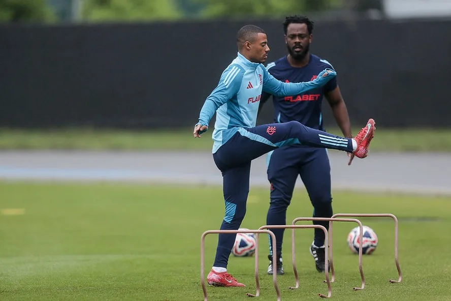 De la Cruz volta lesionado do Uruguai e preocupa Flamengo