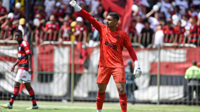 Dyogo Alves busca espaço no Flamengo e revela espelho em Júlio Cesar