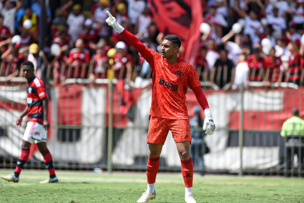 Dyogo Alves busca espaço no Flamengo e revela espelho em Júlio Cesar