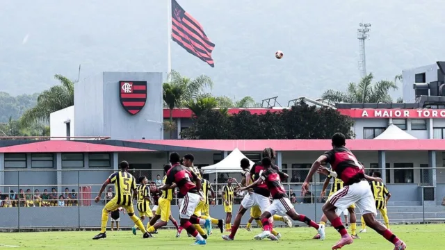 Flamengo avalia empréstimos e vendas de jogadores da base
