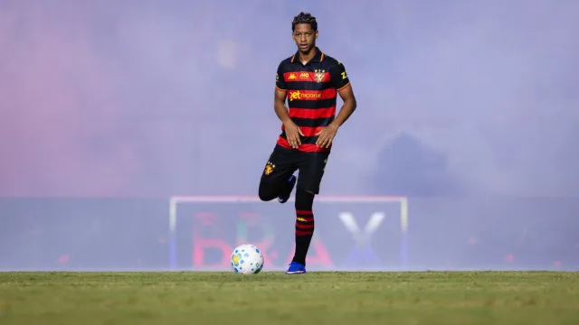 Flamengo disputa Zé Lucas com Cruzeiro por R$ 14,6 mi fixos