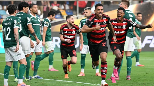 Flamengo mantém interesse em Danilo para encarecer Palmeiras