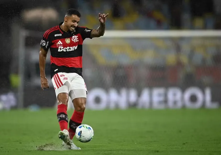 Flamengo propõe renovação a Danilo até 2027 e planeja cargo