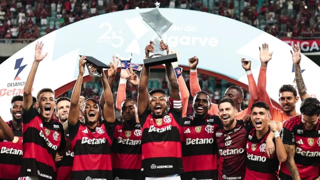 Flamengo vence Benfica por 2 a 1 e encerra pré-temporada em alta