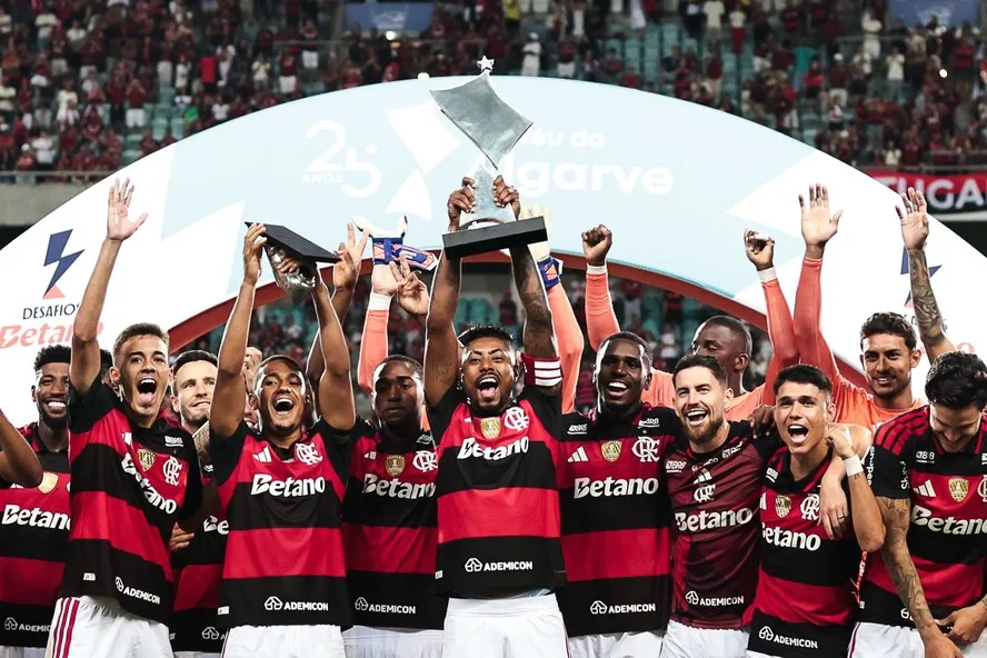 Flamengo vence Benfica por 2 a 1 e encerra pré-temporada em alta