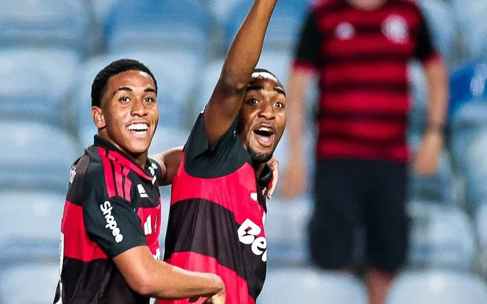 Flamengo vence Lausanne com gols de Loran e Walacian