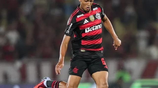 Jardim elogia João Vittor e projeta zagueiro como titular