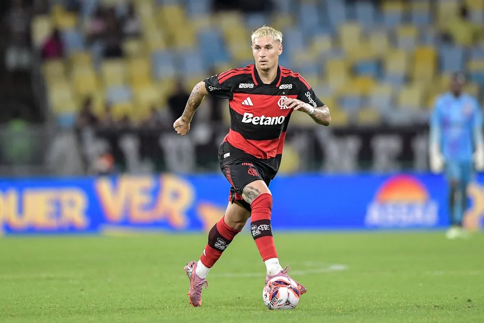 Jardim explica disputa entre Varela e Royal na lateral