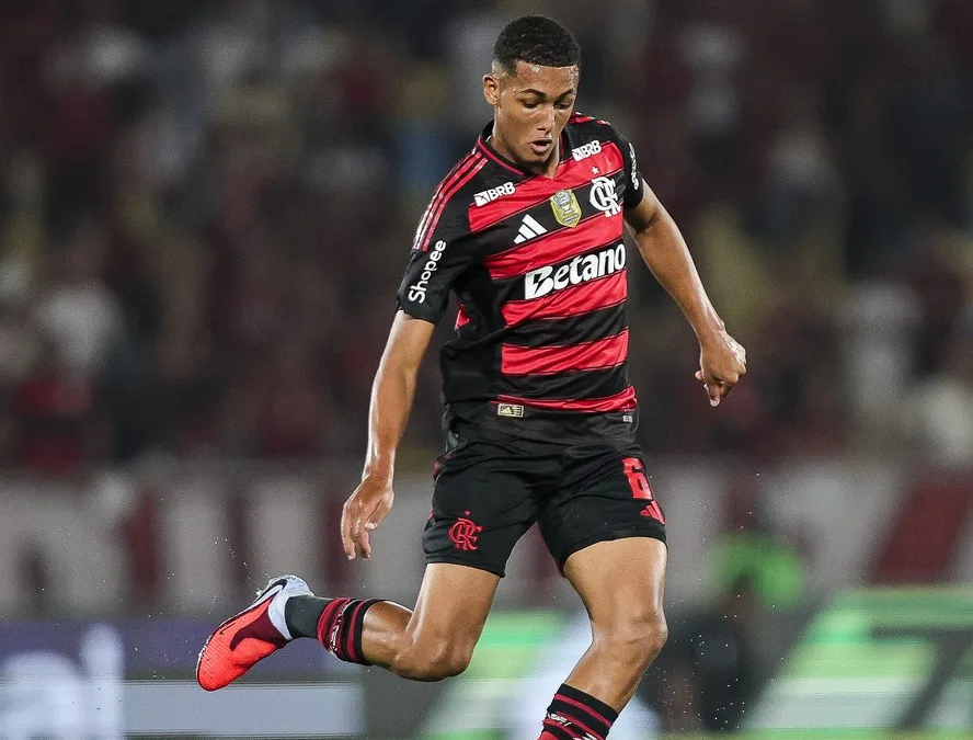 João Vitor ganha status de titular e treinador defende jovens