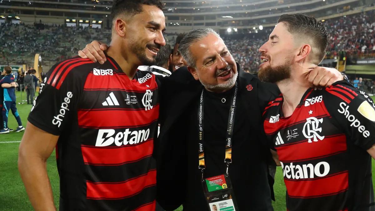Jorginho tira celular de Thuram e vira mentor de jovens no Fla