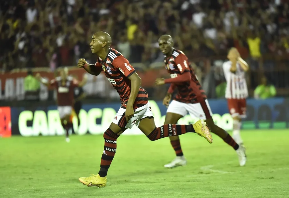 Loran marca primeiro gol profissional em goleada do Flamengo